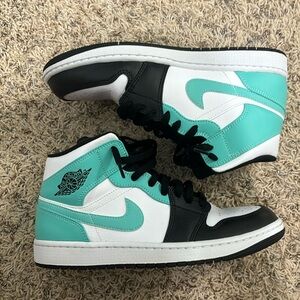 Jordan 1 mid tropical twist igloo